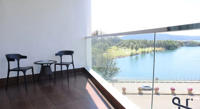 Апартаменты Grand с балконом Homi Breeze at Sutera Avenue
