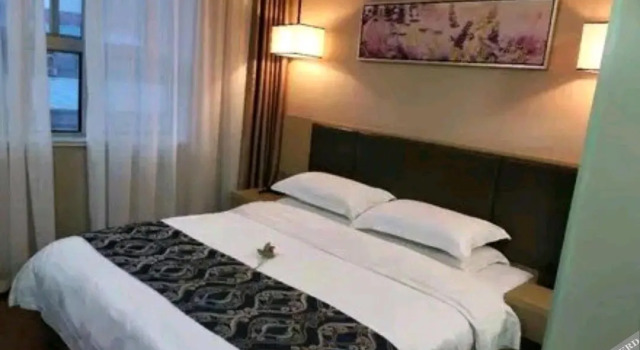 Zhouzhi Jintun Hotel, Rezerwuj Hotel Hotele w Zhouzhi z parkingiem, Parking