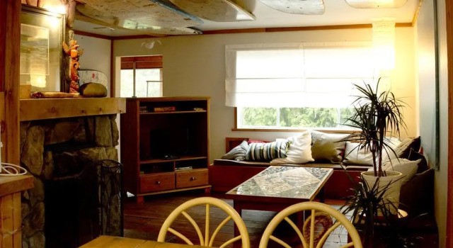 Surfs Inn Hostel, Забронировать Хостел Отели Уклуэлет с парковкой, рядом с Huu-Mees-Ma-As Native Art Gallery, Парковка