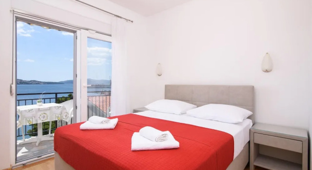 A2-apt w. Shared Pool & Balcony,next to the Beach, Забронировать Апартаменты/квартира Трогир 