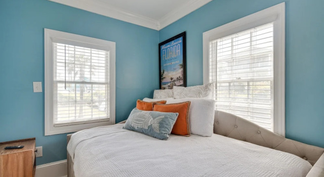 Коттедж с 4 комнатами с балконом Walk to Water: Coastal-chic Home Near Myrtle Beach