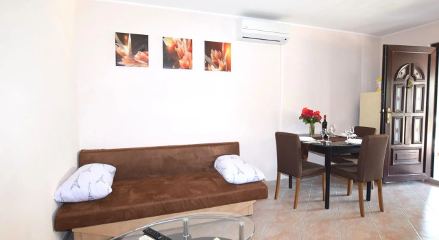 Lovable Apartment, Pool With Deckchairs, Fenced Garden With Grill, Wifi and Airco, Забронировать Апартаменты/квартира Апартаменты Пореч, Апартаменты/квартира