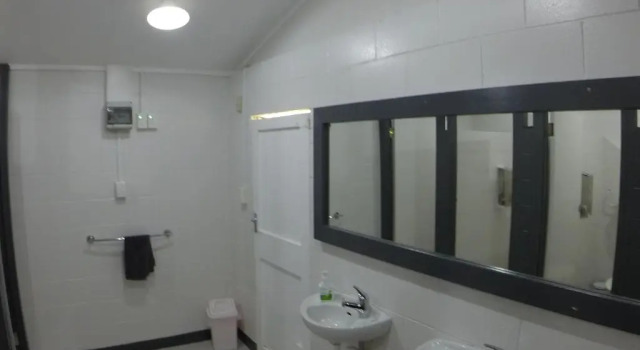 Кровать в общем номере Te Mata Lodge