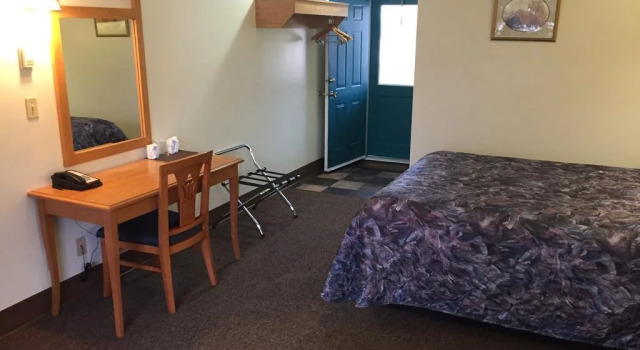 Pines Motel, Book Motel Hoteller i Hinton med parkering, Parkering