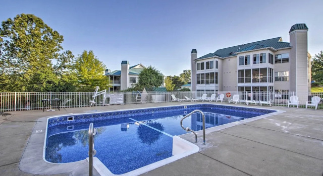 Branson Condo w/ Pool: 2 Mi to Table Rock Lake, Забронировать Апартаменты/квартира Отели Table Rock Lake с парковкой, Парковка