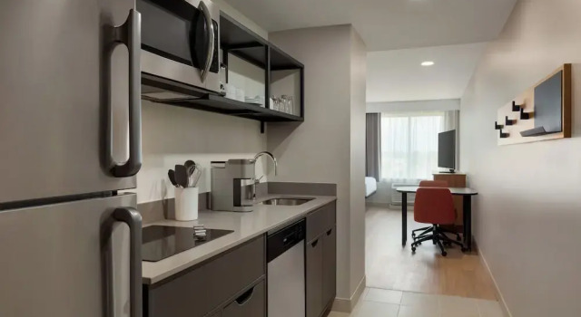 Четырёхместный номер Standard LivSmart Studios By Hilton Kokomo