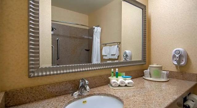 Шестиместный люкс Holiday Inn Express and Suites Bakersfield Central by IHG