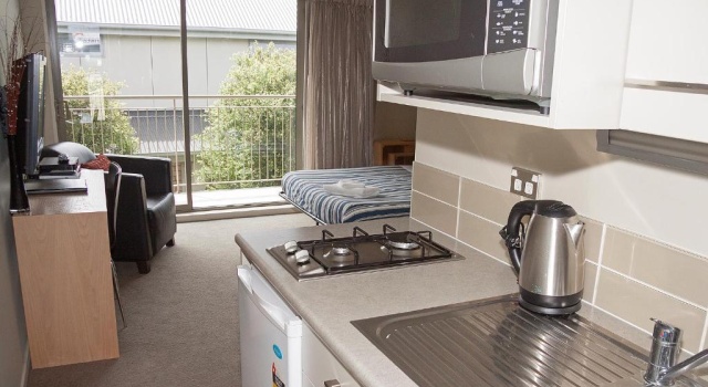 Апартаменты TOWER JUNCTION MOTOR LODGE- Motel with Airport and Railway Station Transport Service