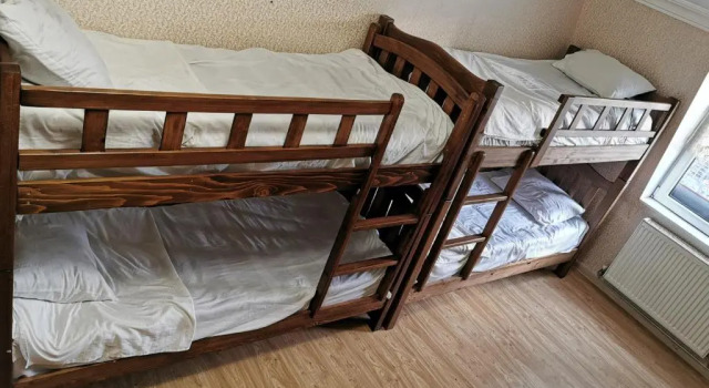 Кровать в общем номере Rose House