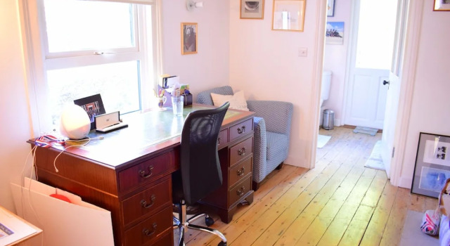 1 Bedroom Home With Private Garden in Barons Court, Забронировать Дом для отпуска Коттеджи Лондона, рядом с Больница Чаринг-Кросс, Коттедж