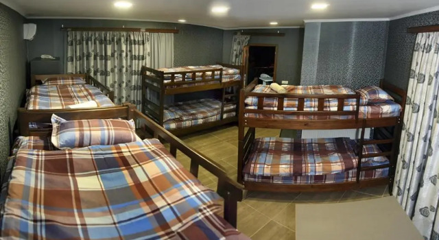 Кровать в общем номере Pyramid Inn