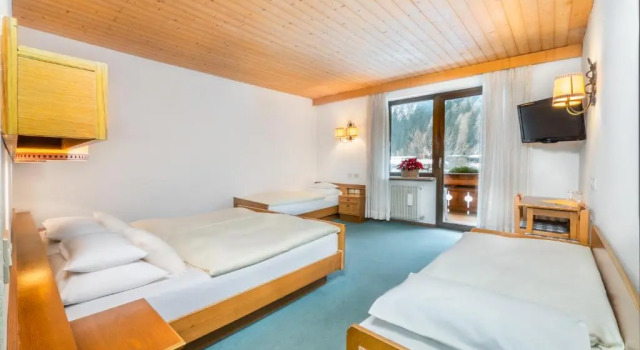 Четырёхместный номер Standard Hotel Pontives