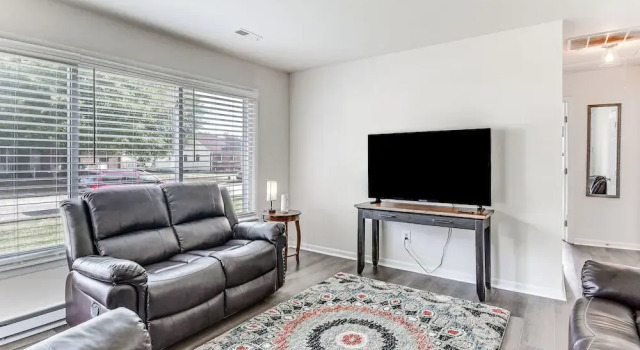3 Mi to Huntington Beach: Hampton Family Home!, Book Feriehus Sommerhuse i Hampton, Hytte