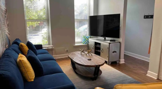Trendy West Town Flat - 2 bed / 1.5 bath w parking, Забронировать Отель Отели Чикаго с парковкой, рядом с Ukrainian National Museum, Парковка