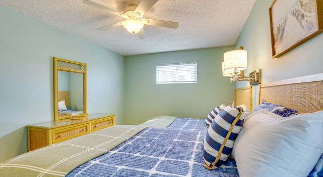 Panama City Beach Home: Steps to the Ocean!, Book Lejlighed Hoteller i Lower Grand Lagoon med parkering, Parkering