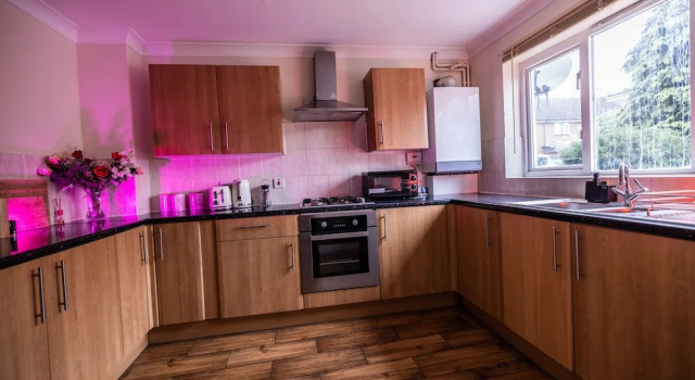 Коттедж Sleeps8-kingbeds-sofabed-garden-aircon-freeparking