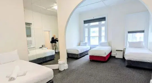 Номер Standard Ambassadors Hotel