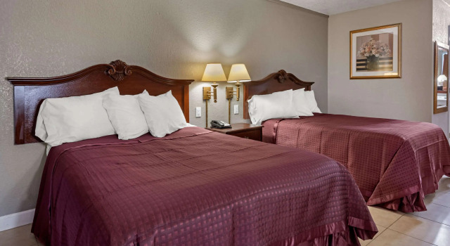 Четырёхместный номер Standard Rodeway Inn Clermont North