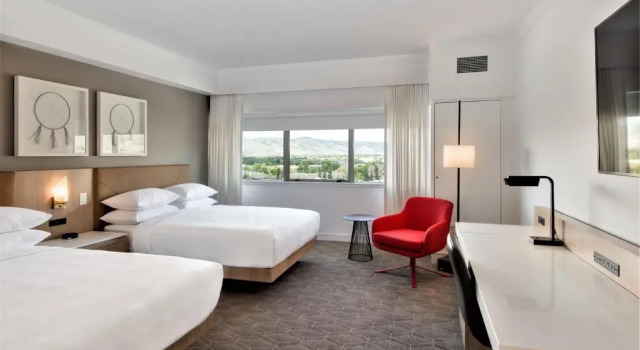Четырёхместный номер Standard с видом на горы Delta Hotels by Marriott Kamloops