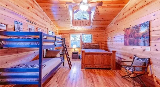 Mountain Fork Lodge With Wifi and Fire Pit by Redawning, Boek Hotel Hochatown Oklahoma