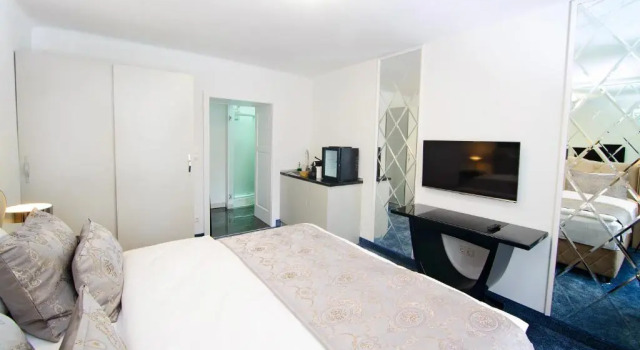 Апартаменты Deluxe 1st City Apartments