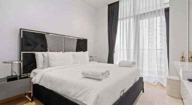 Elegant Apartment Amidst Vibrant Area with Balcony, Забронировать Апартаменты/квартира Дубай Эмират Дубай, рядом с Дубайский аквариум