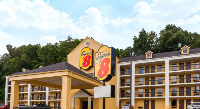 Super 8 by Wyndham Pigeon Forge-Emert St, Забронировать Отель Пиджен-Фордж Great Smoky Mountains National Park, рядом с TopJump Trampoline Park &amp; Extreme Arena