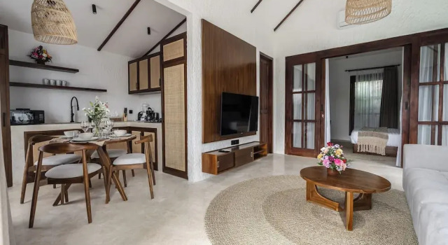 Вилла Moonlight by EVDEkimi - Stylish 2BR escape with Tropical garden and Pool