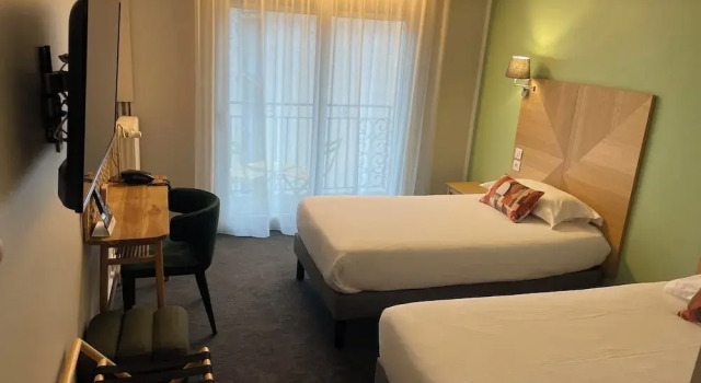 Двухместный номер Comfort с балконом CitHotel Logis De Brou, Bourg en Bresse RENOVE EN 2026