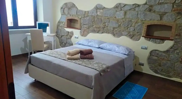 b&b il Portico Orgosolo, Book Bed and Breakfast Hoteller i Orgosolo med parkering, Parkering