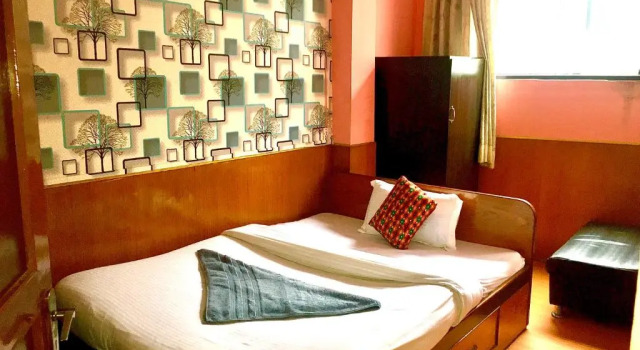 Кровать в общем номере (мужской номер) Hotel Plumeria Inn