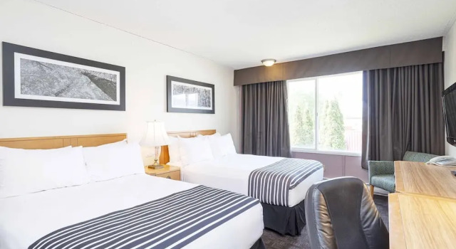 Четырёхместный люкс Standard Sandman Inn McBride