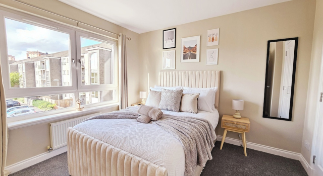 Modern 5 Bed Townhouse with Free Parking, Забронировать Отель Отели Glasgow & The Clyde Valley с парковкой, Парковка