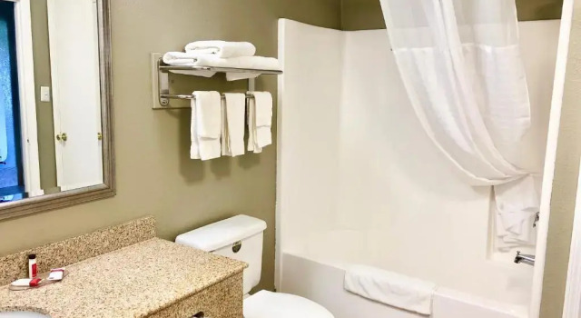 Четырёхместный номер Standard Super 8 by Wyndham Tupelo Airport