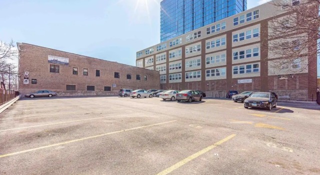 McCormick Place 420 friendly 3br-2ba in Downtown Chicago with optional parking for 8 guests