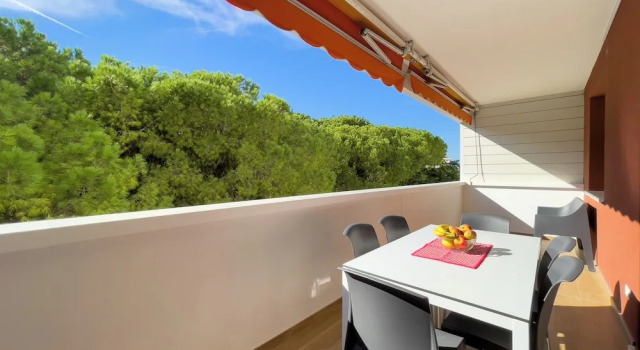 Modern Seaside Flat With Spacious Balcony