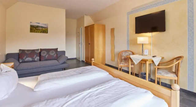 Двухместный номер Comfort с балконом Moselhotel Weinhaus Simon `Sauna`Winzerstube`ELadesäule