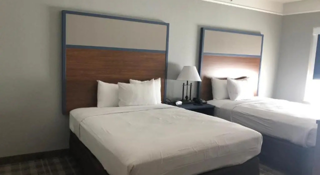 Четырёхместный номер Standard AmericInn by Wyndham New Braunfels
