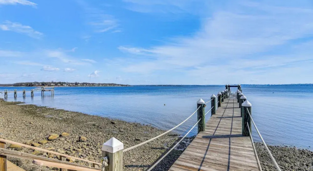 Коттедж Dock, Sunrise View: Waterfront Home on Mt Hope Bay