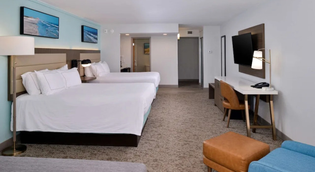 Четырёхместный семейный номер Standard с видом на залив DoubleTree by Hilton Corpus Christi Beachfront