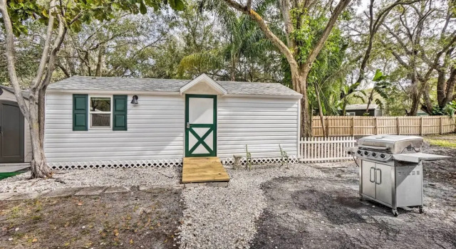 Tropical Palm Harbor Studio: Walk to Gulf!