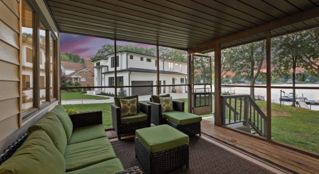 Коттедж Stylish 3BR Waterfront Home w/ Sunset Porch + Access to Dining Sunsets on Shoreline by Avantstay