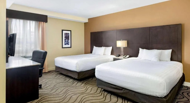 Номер Executive La Quinta Inn & Suites by Wyndham Oshawa