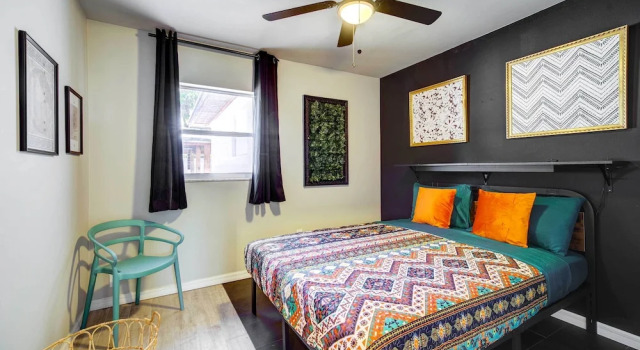 Colorful Vero Beach Vacation Rental With Pool!, จอง บ้านพักตากอากาศ เวโรบีช เซาท์ ฟลอริดา