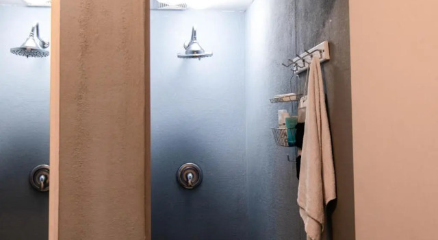 Кровать в общем номере Saintlo Ottawa Jail Hostel