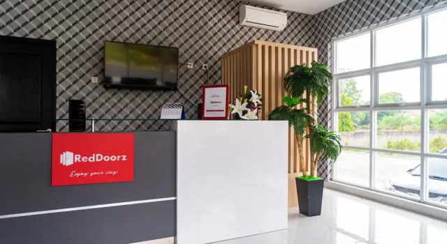 RedDoorz Plus near Teras Kota 3, Buchen Sie Pension Hotels in Banten mit Parkplatz, Parkplätze
