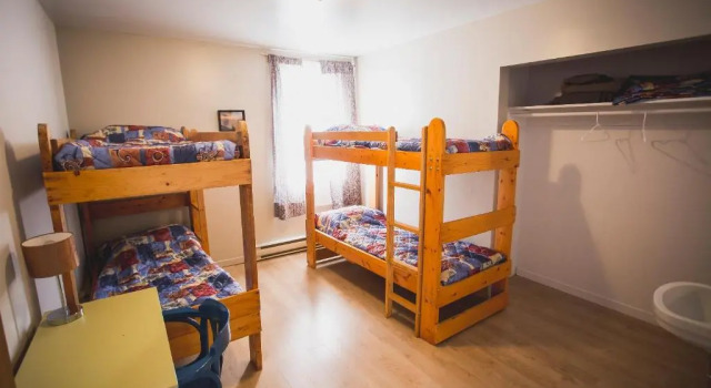 Кровать в общем номере Le Carabobo auberge Forillon