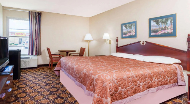 Двухместный номер Standard Super 8 by Wyndham Evansville North