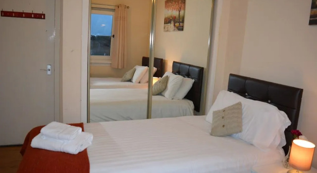 Facing Glasgow Green spacious Apartment Free parking, Забронировать Апартаменты/квартира Отели Glasgow & The Clyde Valley с парковкой, Парковка