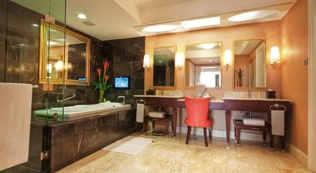 Maxims Hotel, Buchen Sie Hotel Hotels in Luzon mit Pool, Schwimmbad